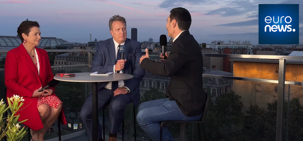 Soirée vue sur les Champs Élysées Euronews